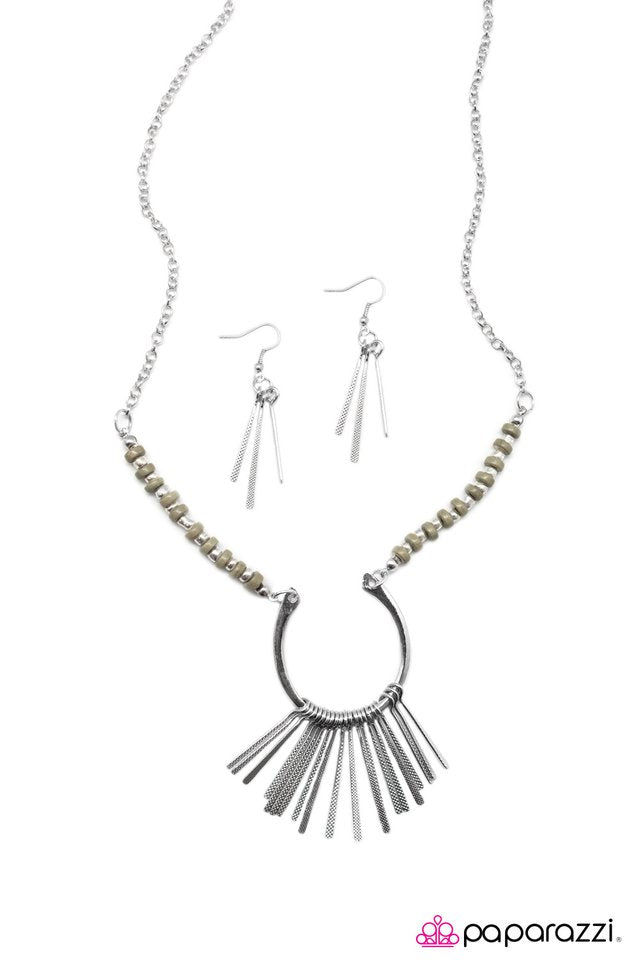 Paparazzi ♥ Keep Me Hanging On - Green ♥ Necklace