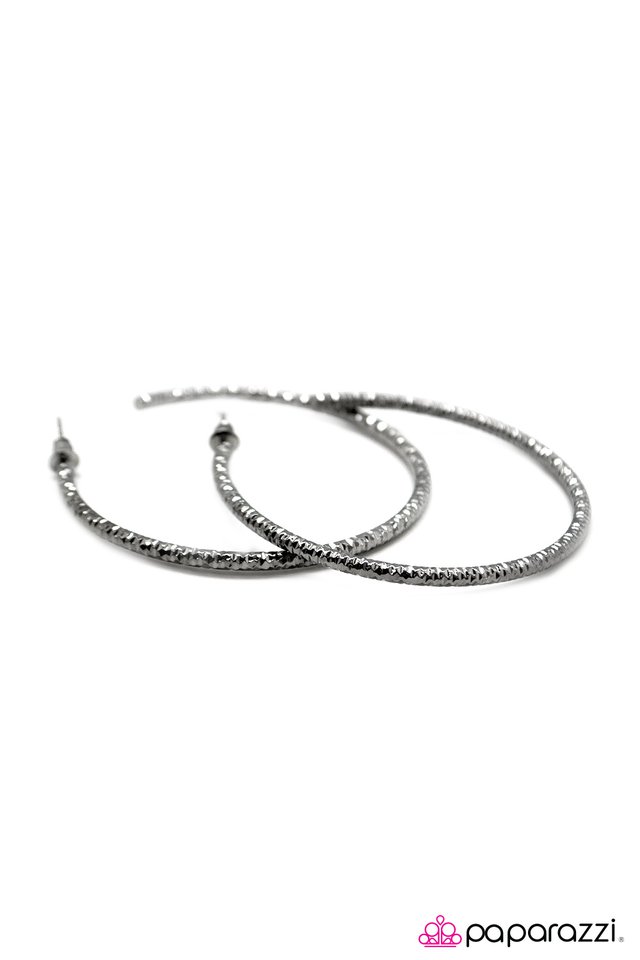 Paparazzi ♥ Just Follow The Trail Of Glitter - Black ♥ Earrings