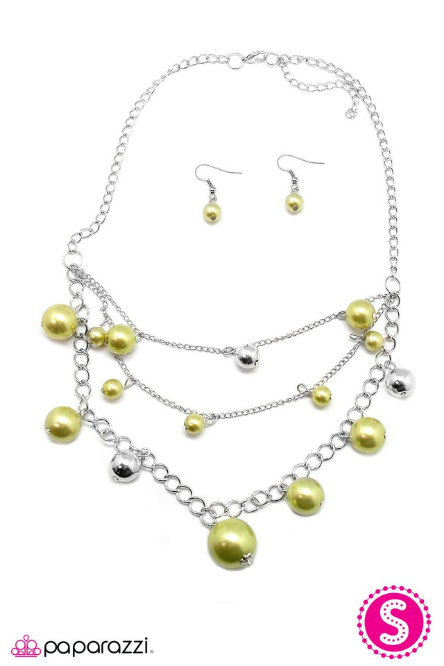 Paparazzi ♥ Classically Captivating - Green ♥ Necklace