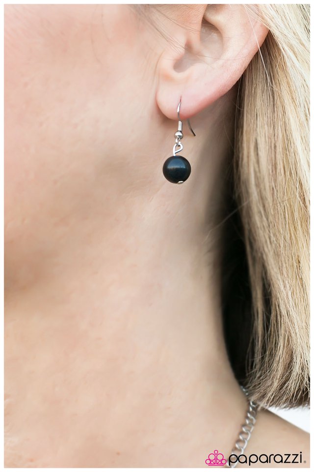 Paparazzi ♥ Right On Time - Black ♥ Necklace