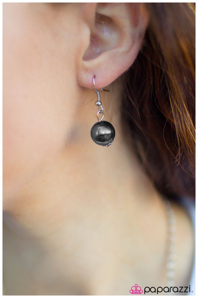 Paparazzi ♥ Betwixt - Black ♥ Necklace