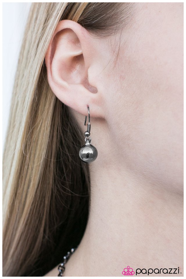 Paparazzi ♥ Feel The Rhythm - Black ♥ Necklace