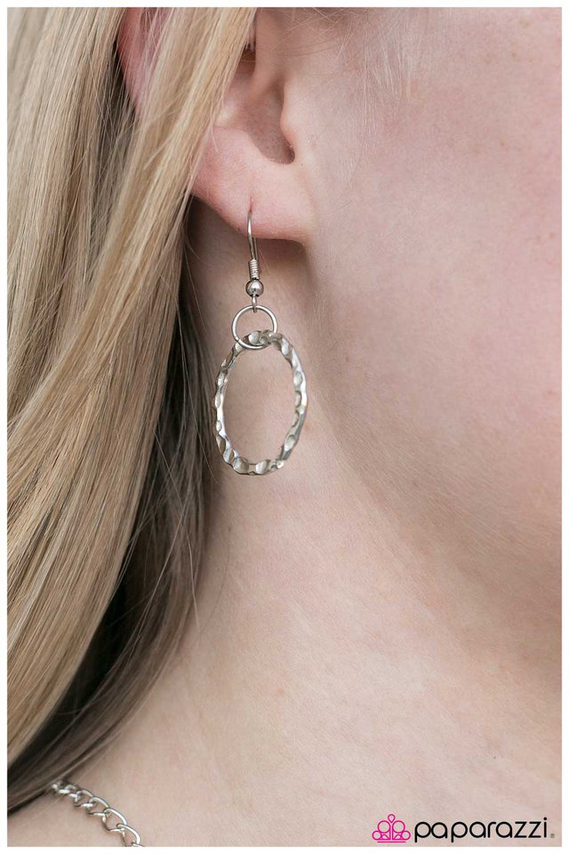 Paparazzi ♥ Going Strong - Silver ♥ Necklace