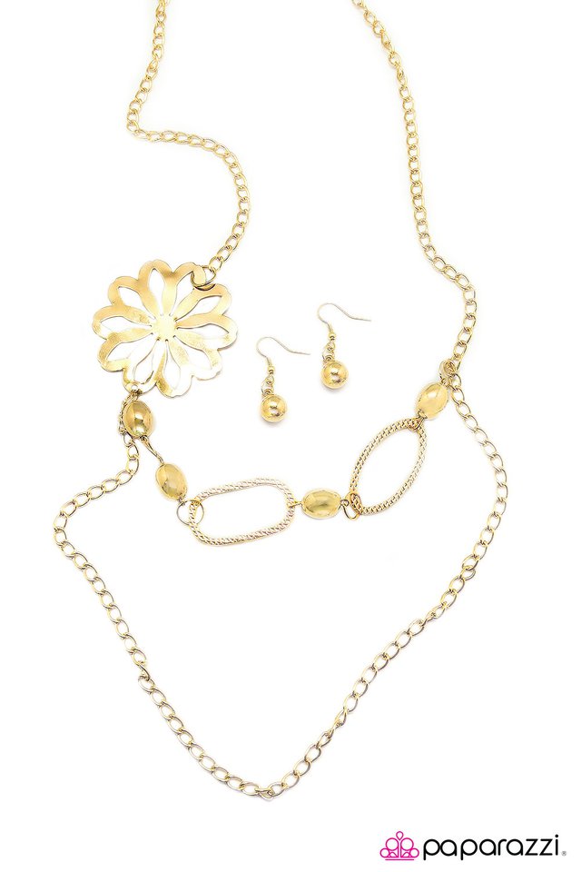 Paparazzi ♥ Fresh As A Daisy - Gold ♥ Necklace