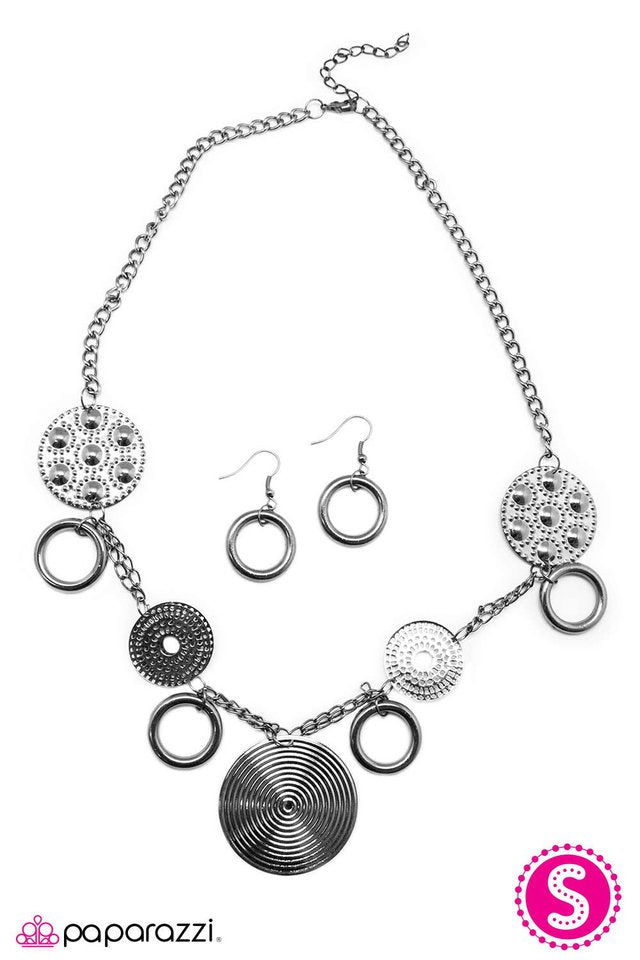 Paparazzi ♥ Totally In Tune - Black ♥ Necklace