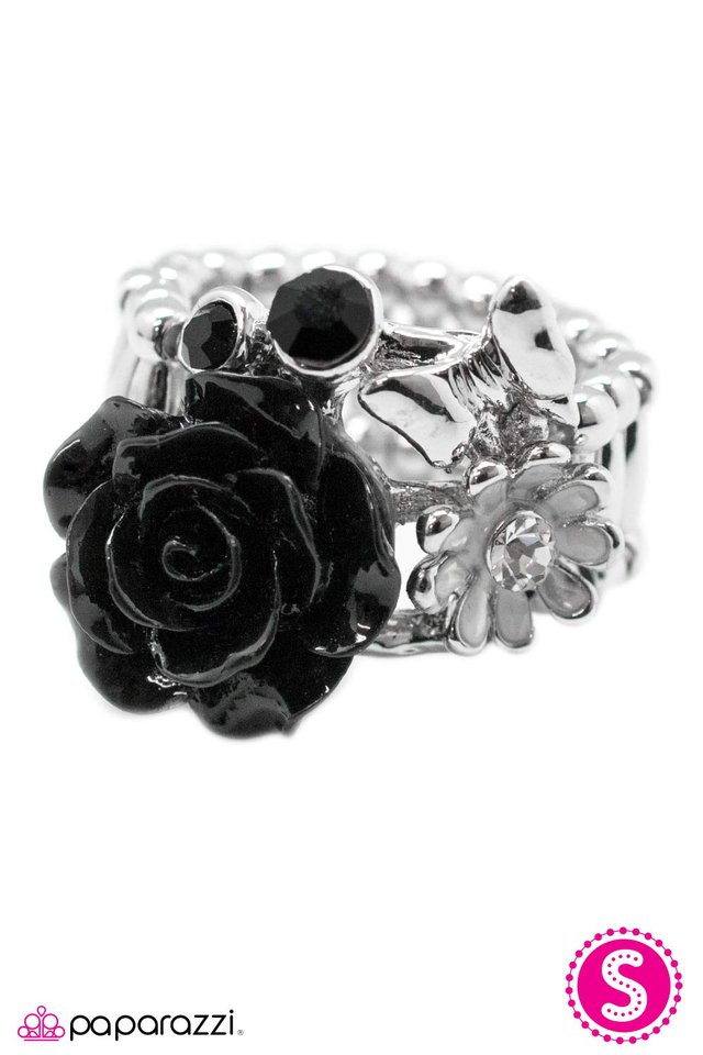Paparazzi ♥ Midnight Meadow - Black ♥ Ring