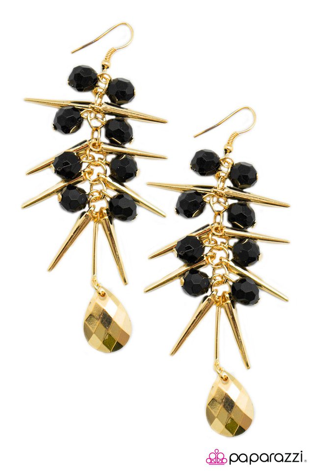 Paparazzi ♥ Clawing To The Top - Black ♥ Earrings