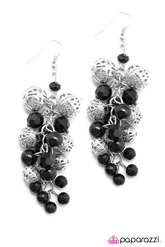 Paparazzi ♥ Classiest Of Them All - Black ♥ Earrings