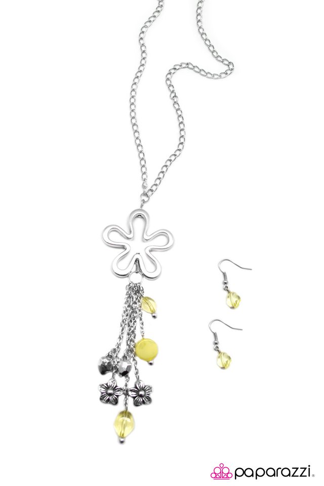 Paparazzi ♥ The Flowers are Blooming - Yellow ♥ Necklace