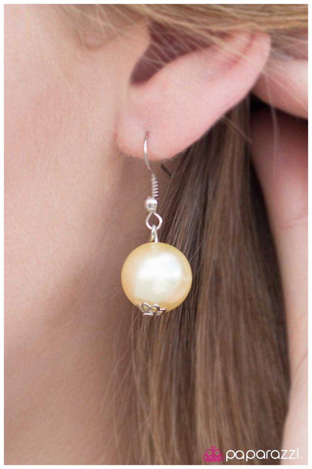 Paparazzi ♥ Opulent Outlines - Yellow ♥ Necklace