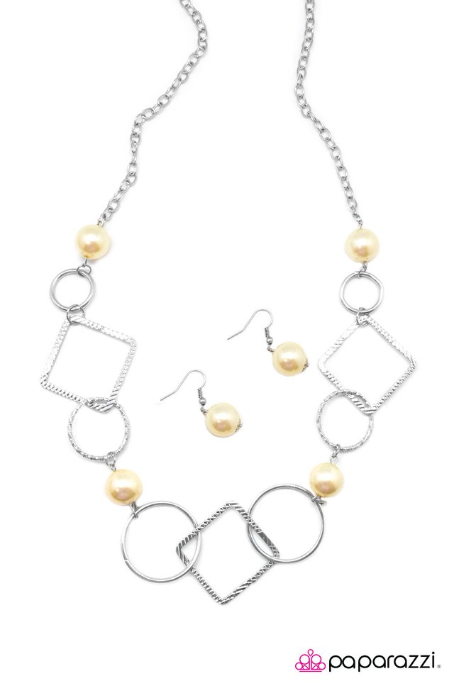 Paparazzi ♥ Opulent Outlines - Yellow ♥ Necklace