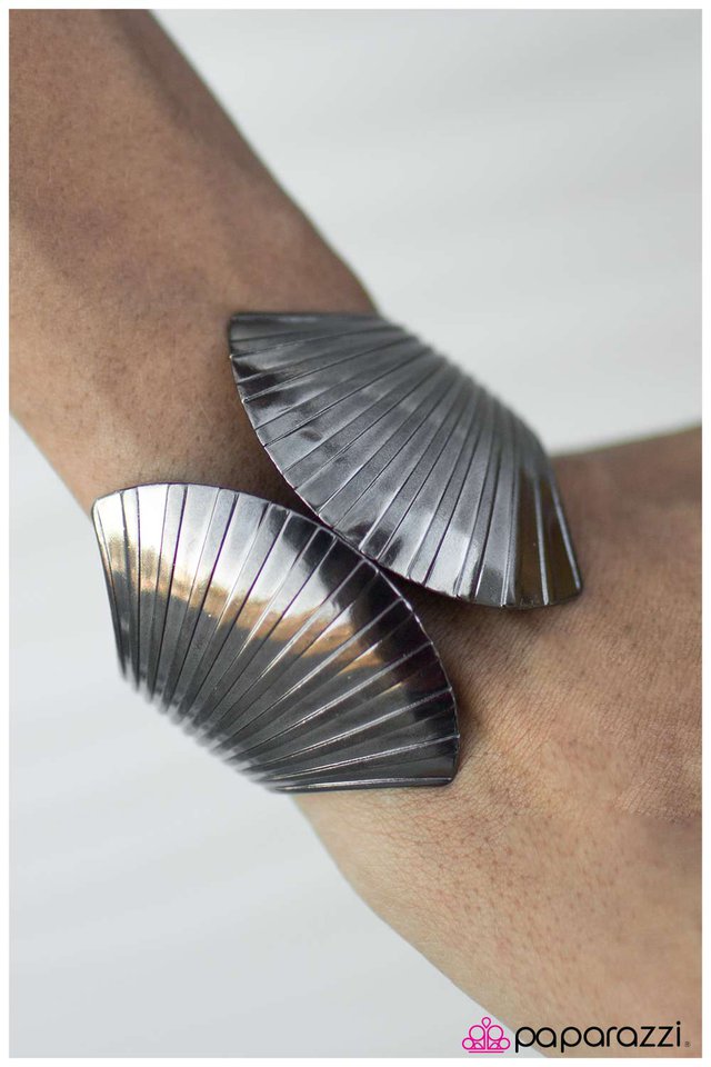 clam-up-black-p9wh-bkxx-046xx