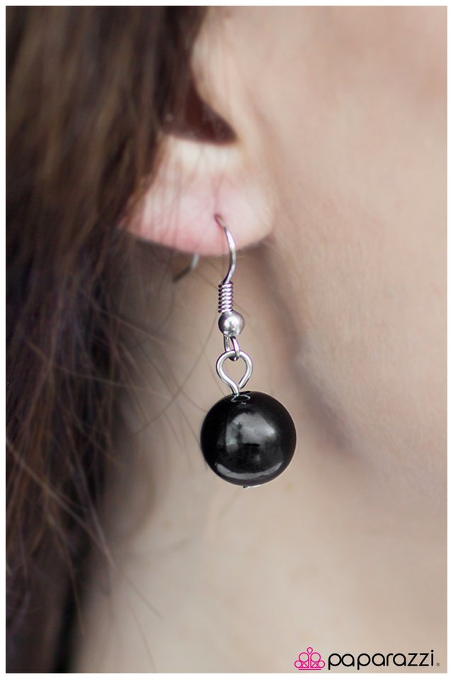 Paparazzi ♥ Leave Them Wanting More - Black ♥ Necklace