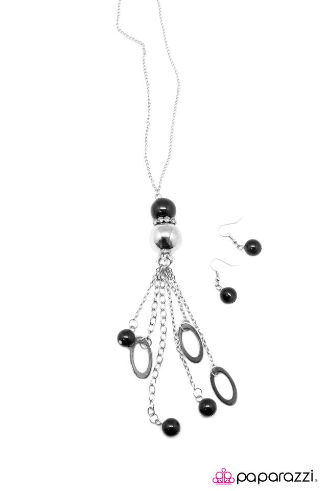 Paparazzi ♥ Leave Them Wanting More - Black ♥ Necklace