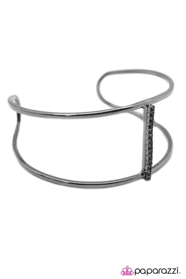 Paparazzi ♥ Outshining The Competition - Black ♥ Bracelet