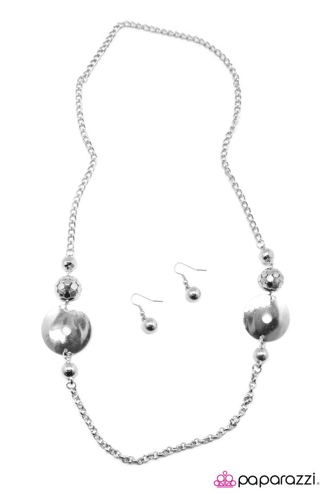 Paparazzi ♥ Dancing Queen - Silver ♥ Necklace