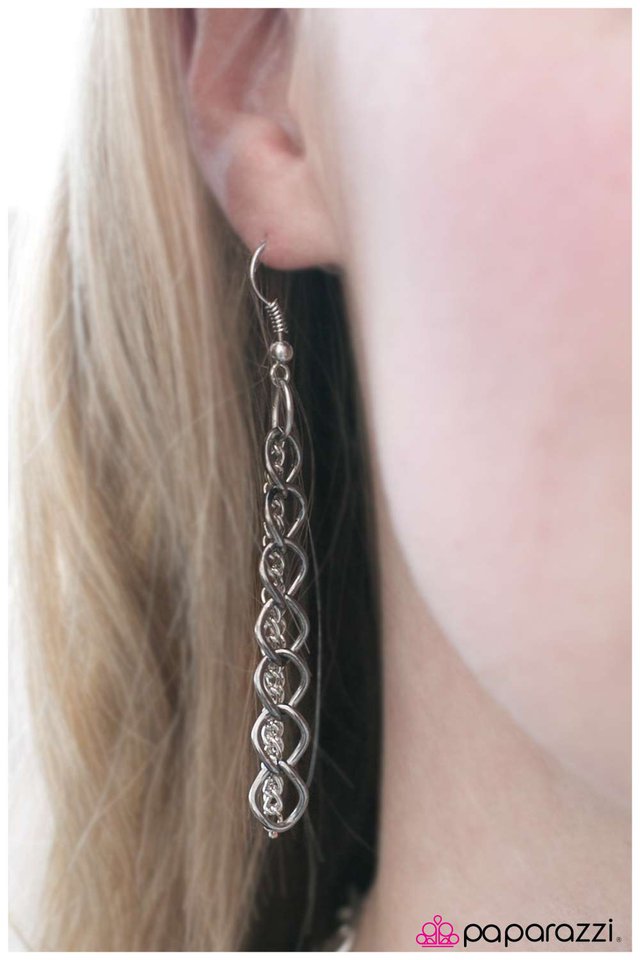 Paparazzi ♥ Thinking Outside of the BOX CHAIN - Silver ♥ Necklace