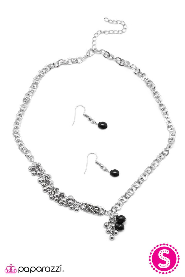 Paparazzi ♥ Dressed To The Nines - Black ♥ Necklace