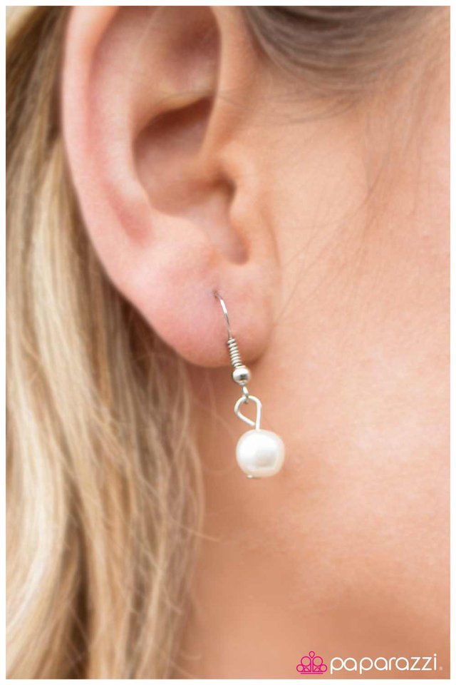 Paparazzi ♥ So Demure - White ♥ Necklace