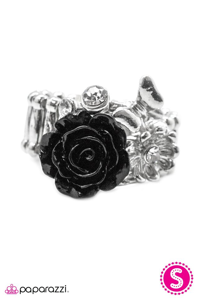 Paparazzi ♥ Meet Me In The Meadow - Black ♥ Ring