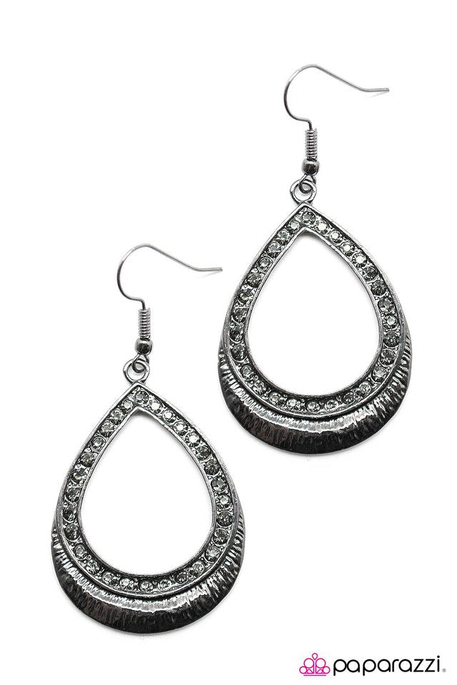 Paparazzi ♥ Im Calling Your Bluff - Black ♥ Earrings